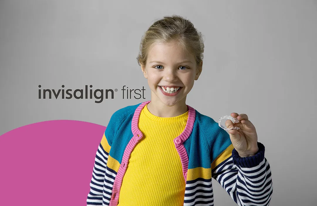 Criança sorrindo com alinhador Invisalign First