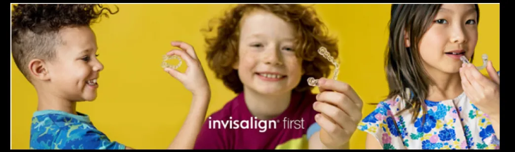 Crianças sorrindo com alinhadores Invisalign First