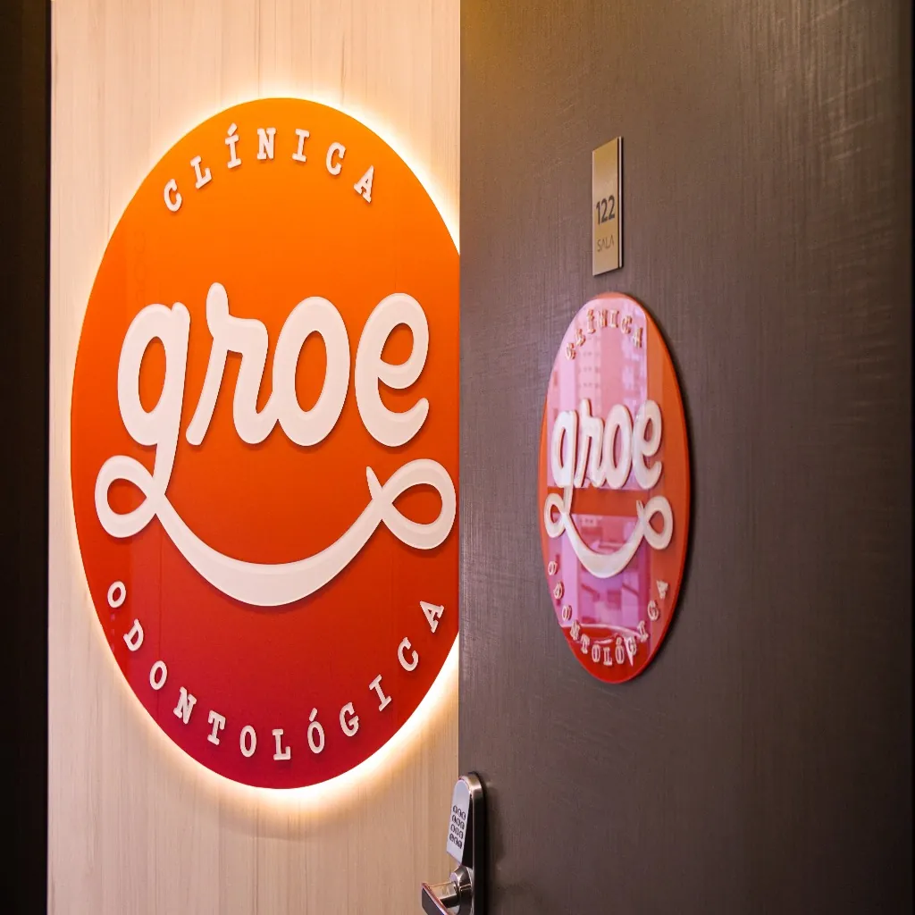 Recepção com o logotipo iluminado da Groe